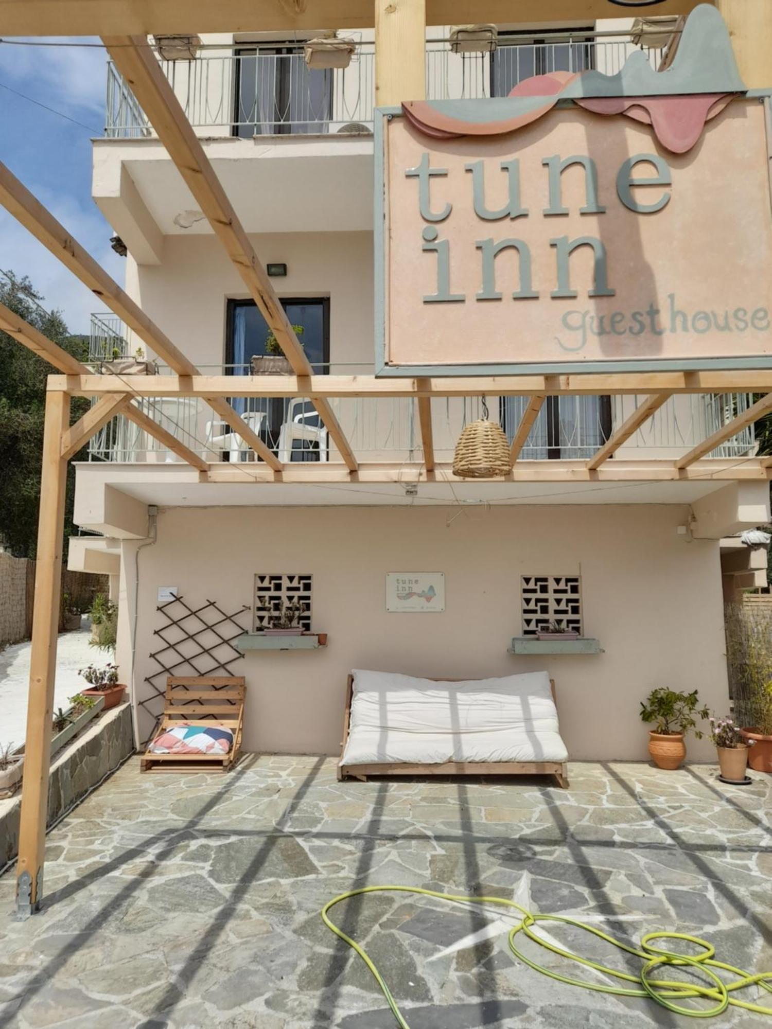 Tune Inn Activity Guesthouse- Over 24'S Ypsos Eksteriør billede